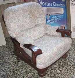 Poltrona In Legno Massello Imbottita In Tessuto