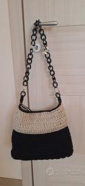 Borsa realizzata a mano a uncinetto 