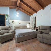 Letto Matrimoniale + 2 poltrone reclin. abbinate. 