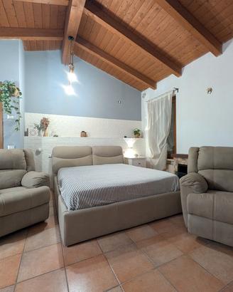 Letto Matrimoniale + 2 poltrone reclin. abbinate. 