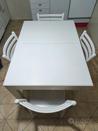 Tavolo in legno verniciato bianco con 4 sedie