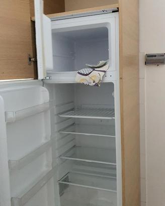 cucina completa di elettrodomestici funzionanti