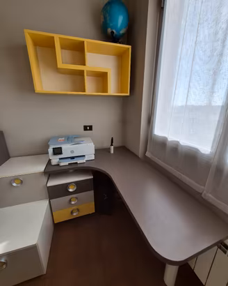 Scrivania ad angolo con cassettiera e pensile