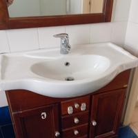 mobile bagno di legno con lavabo 