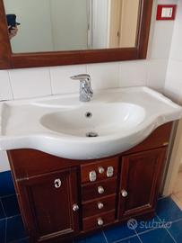 mobile bagno di legno con lavabo 