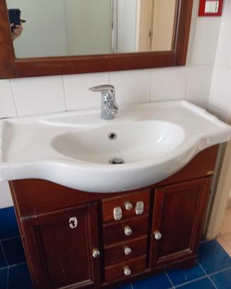 mobile bagno di legno con lavabo 