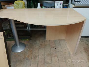 scrivania in legno 