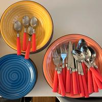 Servizio piatti  + posate + bicchieri colorati 6pz