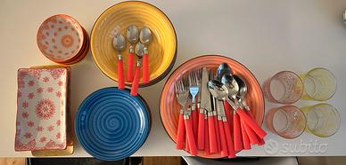 Servizio piatti  + posate + bicchieri colorati 6pz
