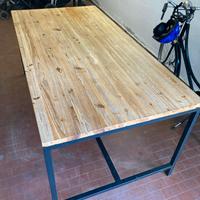 Tavolo da pranzo con quattro sedie