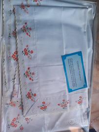 Corredo lenzuolo ricamato a mano