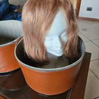 parrucca con capelli veri e cappelliera vintage