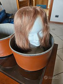 parrucca con capelli veri e cappelliera vintage