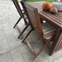 Tavolo e sedie da giardino