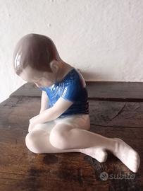 Royal copenhagen bing grondahl ragazzo seduto