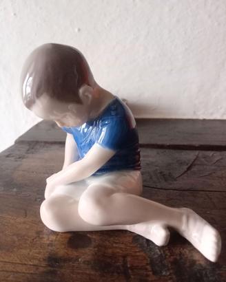 Royal copenhagen bing grondahl ragazzo seduto