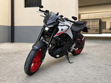 Yamaha MT-03 perfetta scarico Leovince