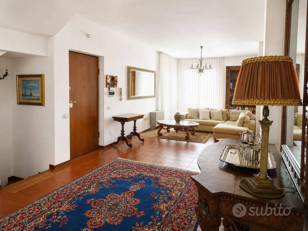 Villa di 170 m² con più di 5 locali e box auto a T - Vista 5