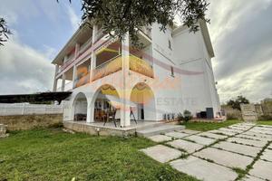 APPARTAMENTO IN VILLA ZONA ISOLA RIF2135