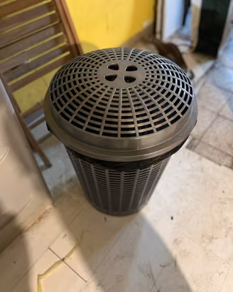 Bidone da giardino in plastica con coperchio