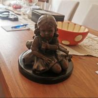 statua in ottone di bambina antica con base   
