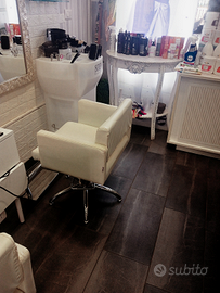 Salone parrucchiere locale e suv aziendale