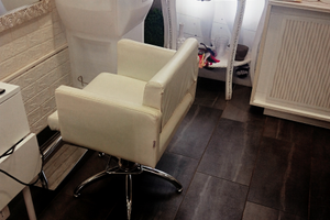 Salone parrucchiere locale e suv aziendale