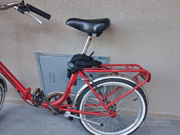 Bicicletta pieghevole color rosso