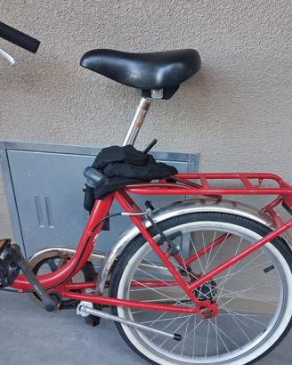 Bicicletta pieghevole color rosso