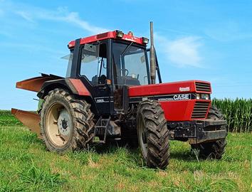 Trattore Case con aratro