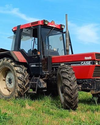 Trattore Case con aratro