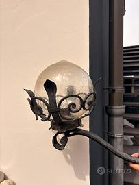 lampada/applique in ferro battuto con boccia