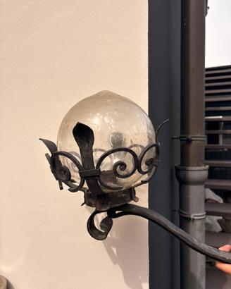 lampada/applique in ferro battuto con boccia