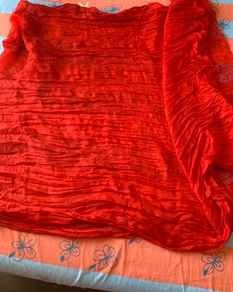 Sciarpa rossa in cotone.