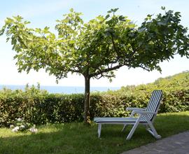 Appartamento con giardino vista mare