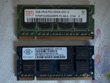 2 moduli RAM DDR2 SO-DIMM, 1 da 2 Gb + 1 da 1 Gb