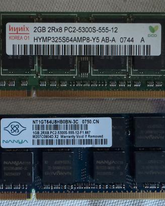 2 moduli RAM DDR2 SO-DIMM, 1 da 2 Gb + 1 da 1 Gb