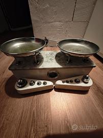 bilancia vintage a due piatti metà 900