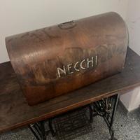 Macchina da cucire vintage NECCHI