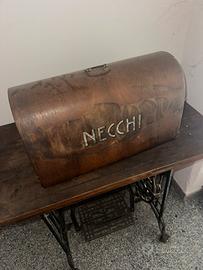 Macchina da cucire vintage NECCHI