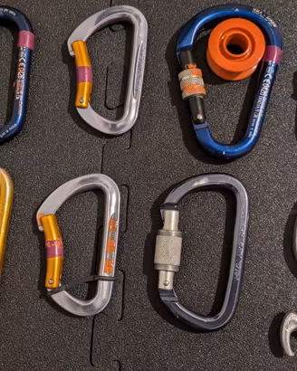 Pirana e moschettoni vari petzl Torrentismo