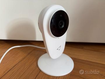 Telecamera WiFi da interno con microfono e app