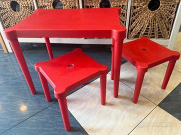 Tavolo con due sgabelli per bambini