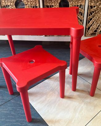 Tavolo con due sgabelli per bambini