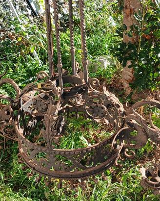 Antico lampadario in ferro