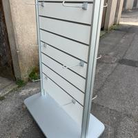 2 Espositori a ganci/ mensole a rotelle