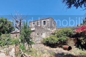 Antico casale con terreno a Carrubba di Giarre