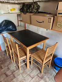 Tavolo da pranzo con 4 sedie in legno abbinate
