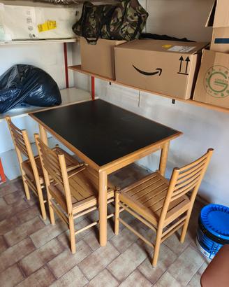 Tavolo da pranzo con 4 sedie in legno abbinate