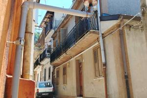 Casa su 3 livelli + terrazzo